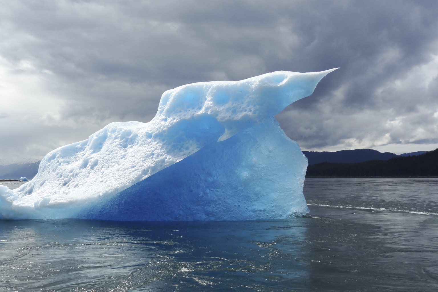 Как думаете на что похож лед. Айсберг. Пышный лед. Айсберг под водой. Лед в разрезе.